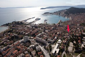 Modern apt With Large Garden & Parking in Center