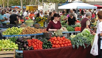Modern apt With Large Garden & Parking in Center