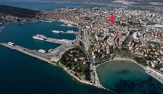 Modern apt With Large Garden & Parking in Center