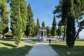 Modern apt With Large Garden & Parking in Center