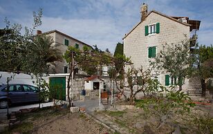 Modern apt With Large Garden & Parking in Center