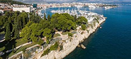 Modern apt With Large Garden & Parking in Center