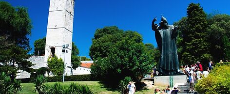 Modern apt With Large Garden & Parking in Center