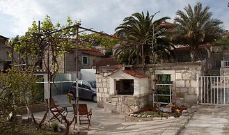 Modern apt With Large Garden & Parking in Center