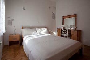 Modern apt With Large Garden & Parking in Center