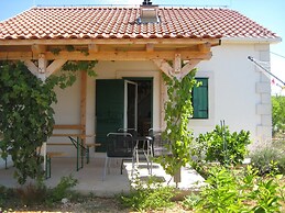 New Modern House in a Quiet Island Area w. Garden