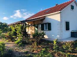 New Modern House in a Quiet Island Area w. Garden