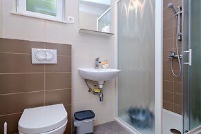 Newly Furnished apt w. Patio,parking & Fireplace