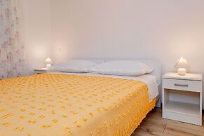 Newly Furnished apt w. Patio,parking & Fireplace