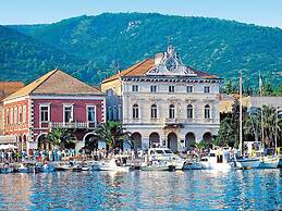 Newly Furnished apt w. Patio,parking & Fireplace