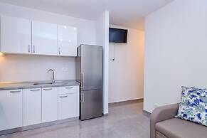 Newly Furnished apt w. Patio,parking & Fireplace