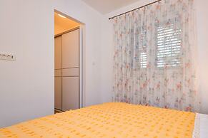 Newly Furnished apt w. Patio,parking & Fireplace