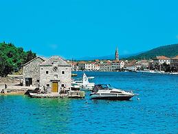 Newly Furnished apt w. Patio,parking & Fireplace