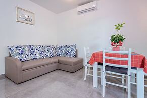 Newly Furnished apt w. Patio,parking & Fireplace