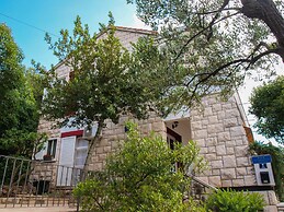 Beachfront Apartment With big Terrace and Garden