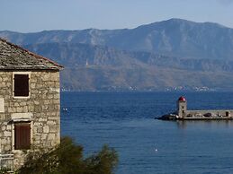 Beachfront Apartment With big Terrace and Garden