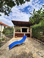 Beachfront Apartment With big Terrace and Garden