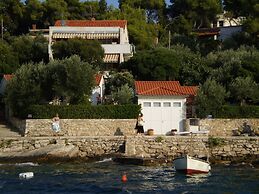 Beachfront Apartment With big Terrace and Garden