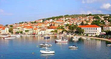 Beachfront Apartment With big Terrace and Garden