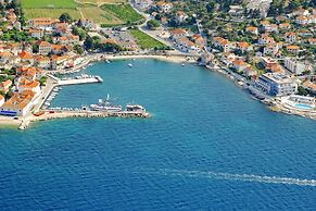 Beachfront Apartment With big Terrace and Garden