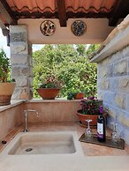 Beachfront Apartment With big Terrace and Garden