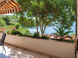 Beachfront Apartment With big Terrace and Garden