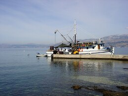 Beachfront Apartment With big Terrace and Garden