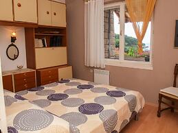 Beachfront Apartment With big Terrace and Garden