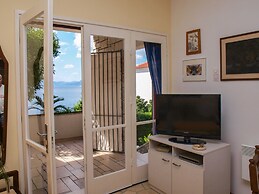 Beachfront Apartment With big Terrace and Garden