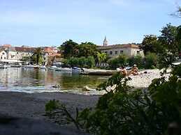 Beachfront Apartment With big Terrace and Garden