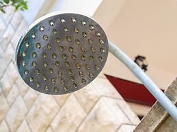 Beachfront Apartment With big Terrace and Garden