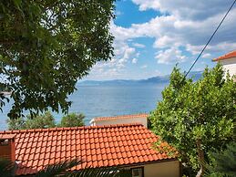 Beachfront Apartment With big Terrace and Garden
