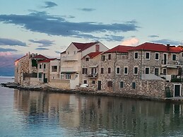 Beachfront Apartment With big Terrace and Garden