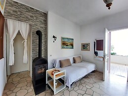 Beachfront Apartment With big Terrace and Garden