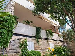 Beachfront Apartment With big Terrace and Garden