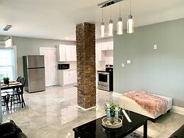 The Oakwood Cottage - With Yard & Parking