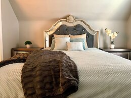 The Oakwood Cottage - With Yard & Parking