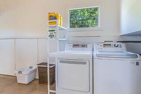 Hale Mauna Nui 4 Bedroom Home by RedAwning