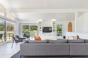 Hale Mauna Nui 4 Bedroom Home by RedAwning