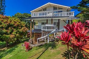 Hale Mauna Nui 4 Bedroom Home by RedAwning