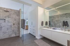 Hale Mauna Nui 4 Bedroom Home by RedAwning