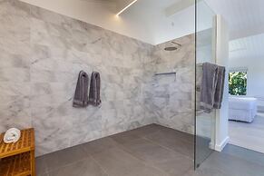 Hale Mauna Nui 4 Bedroom Home by RedAwning