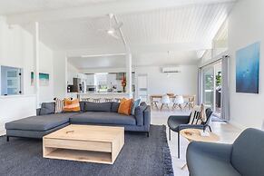 Hale Mauna Nui 4 Bedroom Home by RedAwning