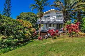 Hale Mauna Nui 4 Bedroom Home by RedAwning