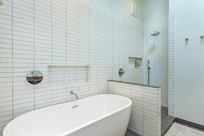 Haena Place 3 Bedroom Home by RedAwning