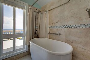 Paradise Ocean View 2 Bedroom Home by RedAwning