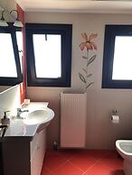 Charming 2-bed House in Kallithea