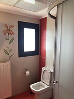 Charming 2-bed House in Kallithea