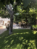 Charming 2-bed House in Kallithea