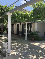 Charming 2-bed House in Kallithea